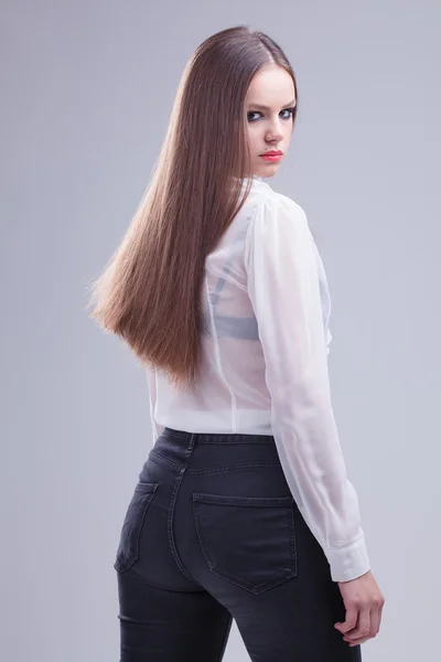 Porträtt av attraktiv ung kvinna poserar i studio — Stockfoto