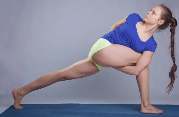 Wanita berlatih yoga tingkat lanjut — Stok Foto