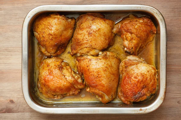 Grilled chicken legs in pan — Stock Photo, Image
