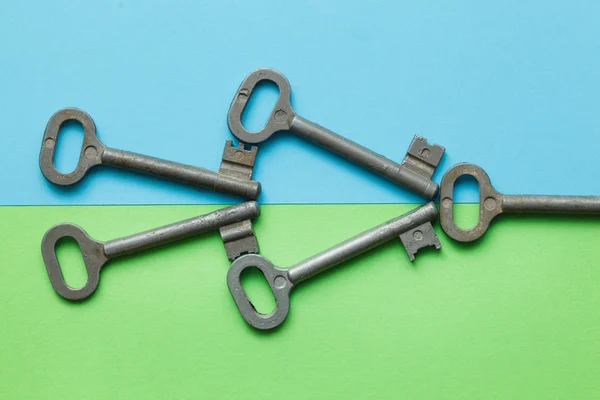 Симметрично расположенные ключи — стоковое фото