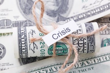 Para ve iş fikri, dolar faturaları kriz işaretiyle - bir ip ile bağlı