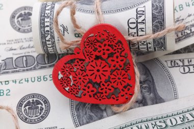 Kırmızı kalp ve arka plan için yüz dolar faturaları