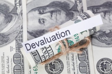 Para ve iş fikri, dolar faturaları devalüasyon işaretiyle - bir ip ile bağlı