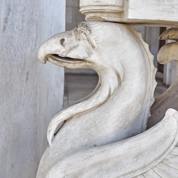 Grifo, estátua de mármore criatura mítica — Fotografia de Stock
