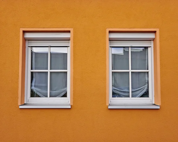 Dvě okna a oranžové stěny — Stock fotografie