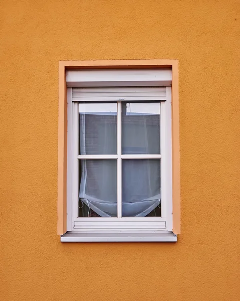 Janela e parede colorida — Fotografia de Stock