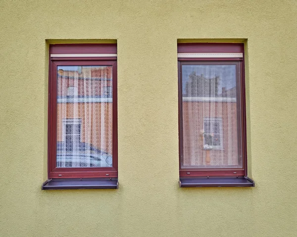 Два окна на красочной стене — стоковое фото