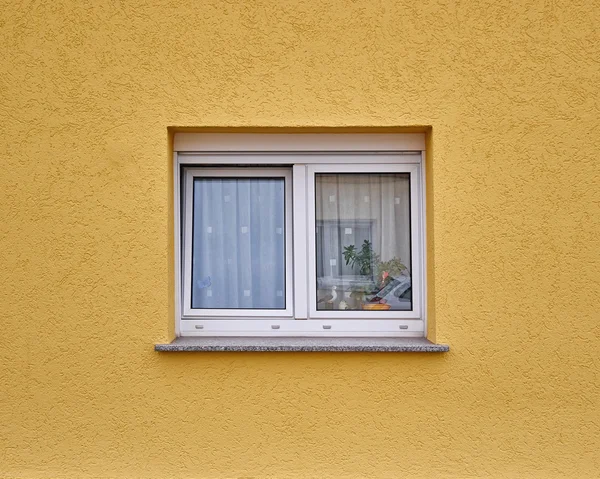 Venster op kleurrijke gele muur — Stockfoto