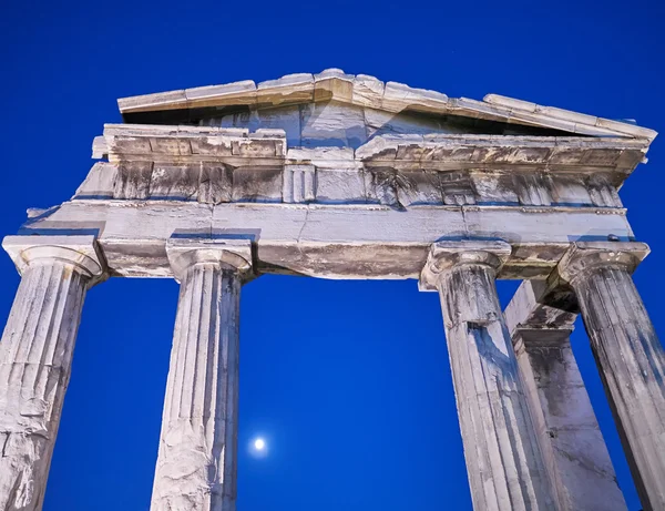 Atene Grecia, l'ingresso del foro romano al chiaro di luna — Foto Stock
