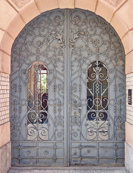 Εκλεκτής ποιότητας τοξωτή μεταλλική πόρτα — Φωτογραφία Αρχείου
