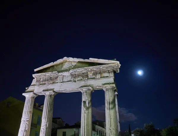 Athene, de ingang van het Romeinse forum onder het maanlicht — Stockfoto