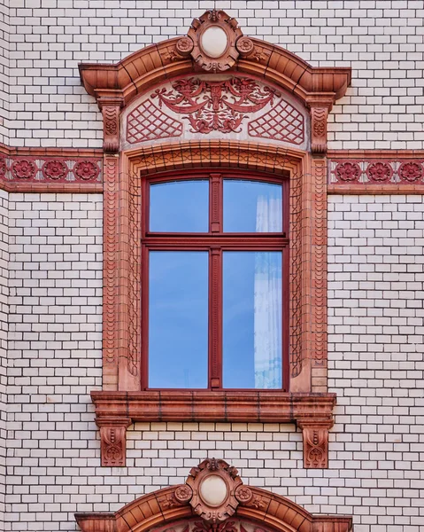 Fenêtre sur le motif de mur de brique — Photo