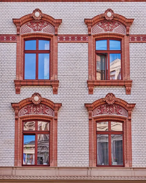 Quatre fenêtres d'art vintage sur mur de briques — Photo