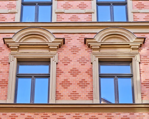 Windows on elegant house facade — Stock Photo, Image