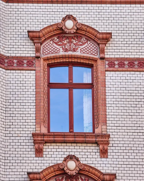 Fenêtre sur le motif de mur de brique — Photo