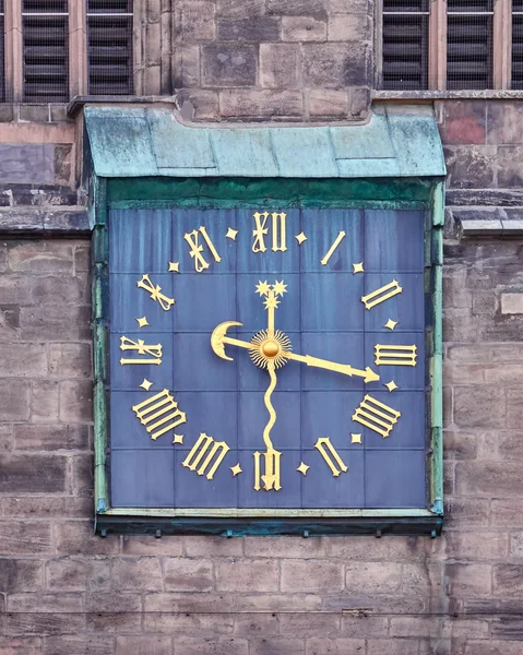 Reloj con números romanos dorados — Foto de Stock