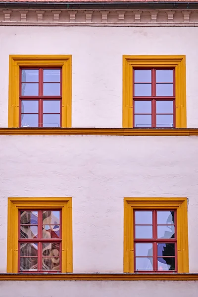 Фасад здания с оранжевыми окнами — стоковое фото