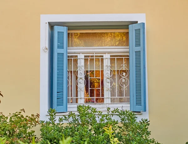 Blauwe luiken vintage venster — Stockfoto