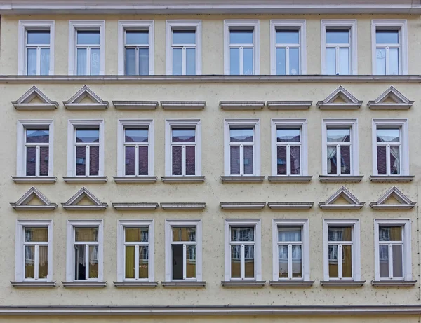 Vintage huis gevel windows patroon — Stockfoto
