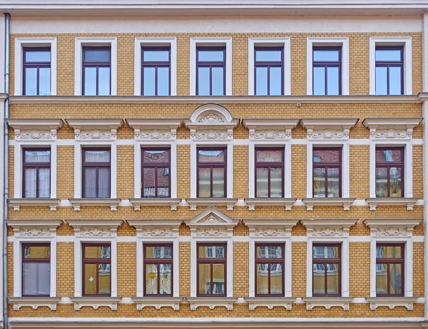 Hus fasad windows mönster, Leipzig Deutschland — Stockfoto