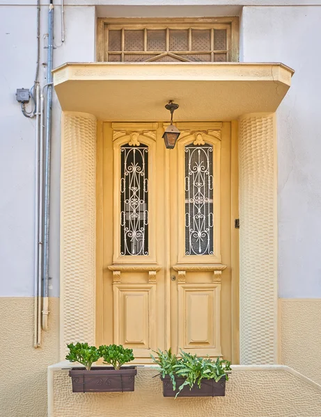 Greece, vintage door and flowerpots — Stock Photo, Image