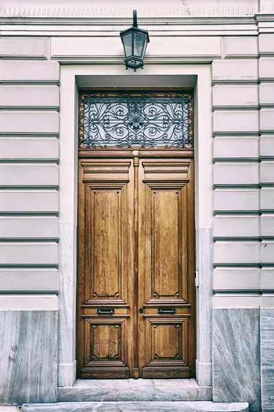 Elegante casa porta in legno massello — Foto Stock