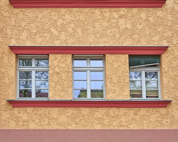 Ventanas fila en colorida pared de la casa — Foto de Stock