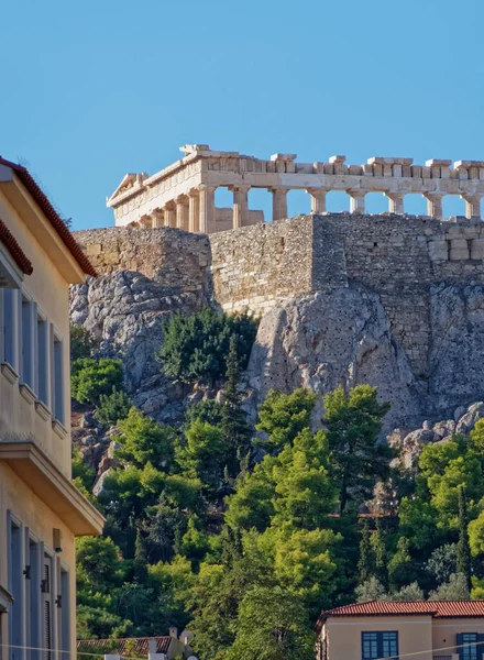 アテネギリシャ アクロポリスの丘の後ろの通りからパルテノン神殿の珍しい景色 — ストック写真