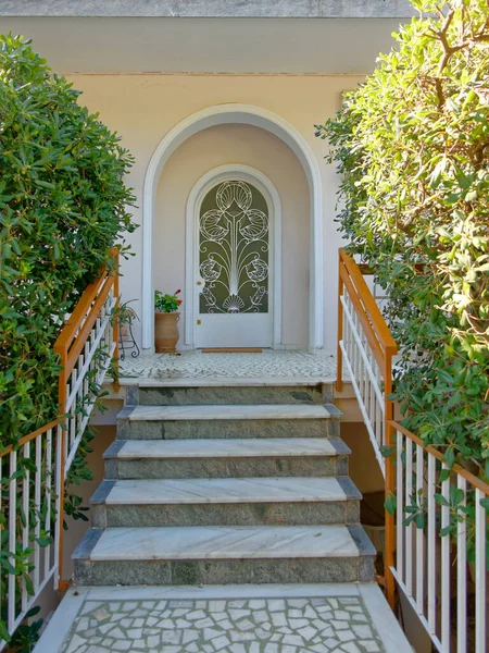 Athènes Grèce Élégante Maison Entrée Voûtée Décorée Porte Métal Escaliers Images De Stock Libres De Droits