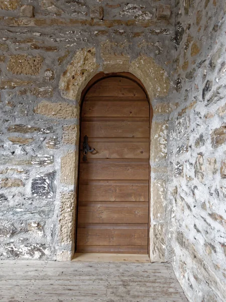 Old Wooden Arched Door Stone Wall — Stock Photo, Image