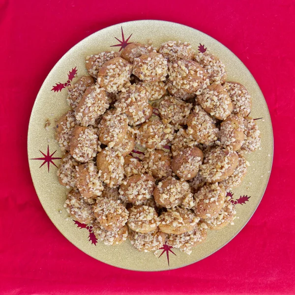 Melomacarona 赤の背景に伝統的なギリシャのクリスマスクッキー — ストック写真