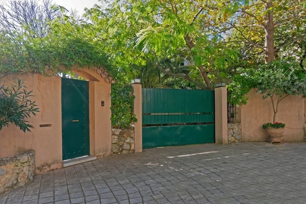 Elegant House Building Entrance Metallic Green Pedestrian Garage Doors Athens — ストック写真