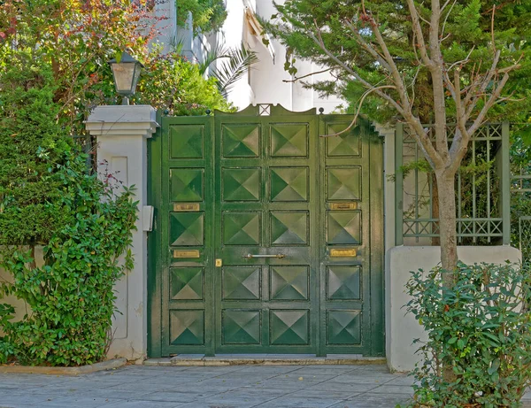 エレガントなアパートの建物の入り口緑の金属製のドア アテネギリシャ — ストック写真