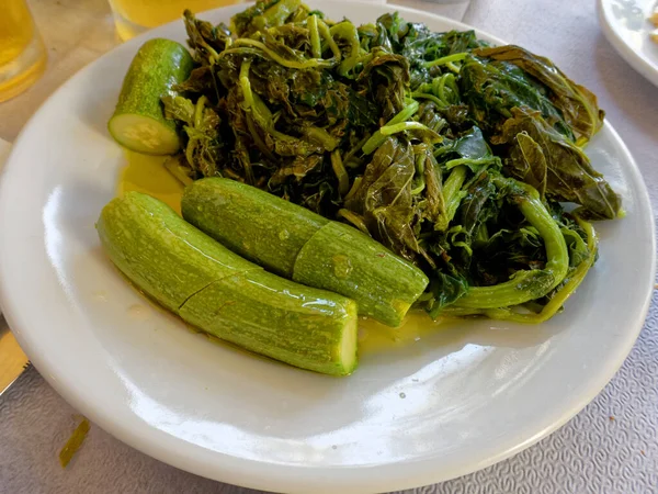 Salade Courgettes Herbes Bouillies Huile Olive Nourriture Végétalienne Méditerranéenne Saine — Photo