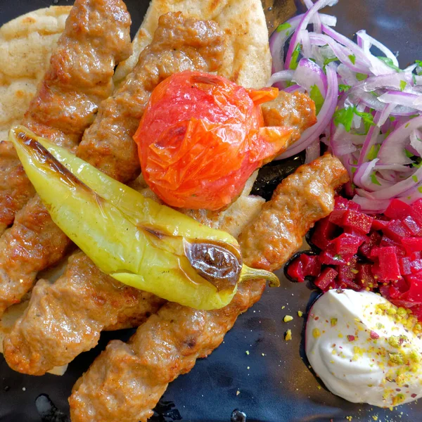Vynikající Pikantní Kebab Talíř Pita Chlebem Paprikou Rajčaty Tzatziki — Stock fotografie