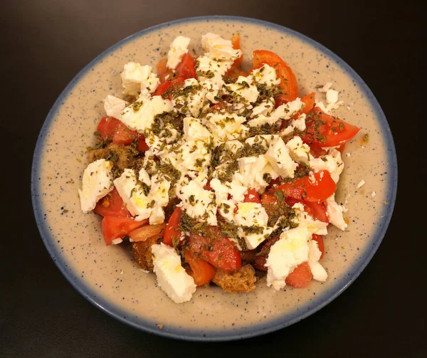 Dakos Domatesli Gurme Yunan Salatası Beyaz Peynir Burley Rusk Siyah — Stok fotoğraf