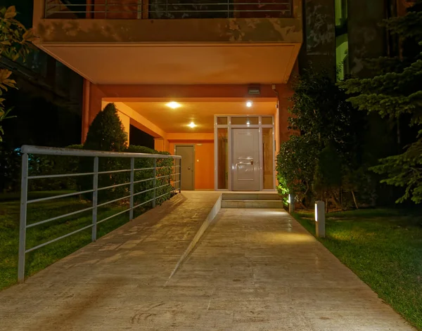 Modern Ház Bejárati Ajtó Éjszakai Kilátás Athén Görögország — Stock Fotó