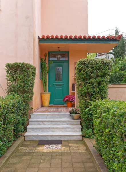 Vintage House Entrance Green Door Flowerpots Αθήνα Ελλάδα — Φωτογραφία Αρχείου