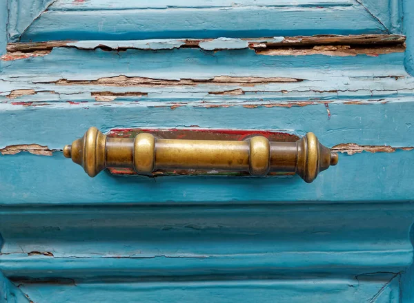 青銅ハンドルの詳細と古い青のドア — ストック写真