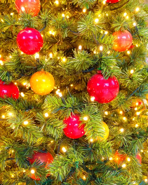 Χριστουγεννιάτικο Δέντρο Closeup Πολύχρωμες Μπάλες Και Φώτα — Φωτογραφία Αρχείου