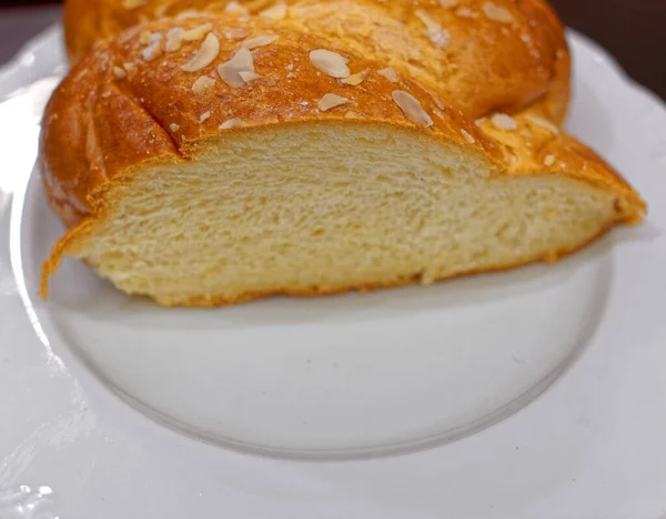 Tsoureki Traditionelles Griechisches Weihnachtsbrioche Brot Geschnitten Und Weißem Teller Serviert — Stockfoto