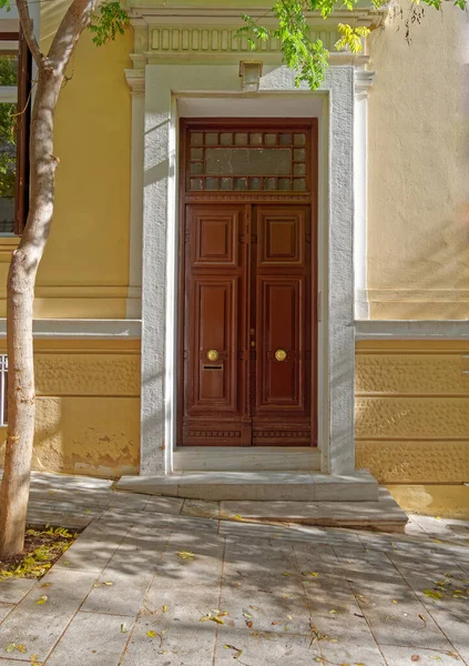 Casa Vintage Entrada Marrom Porta Madeira Atenas Grécia — Fotografia de Stock