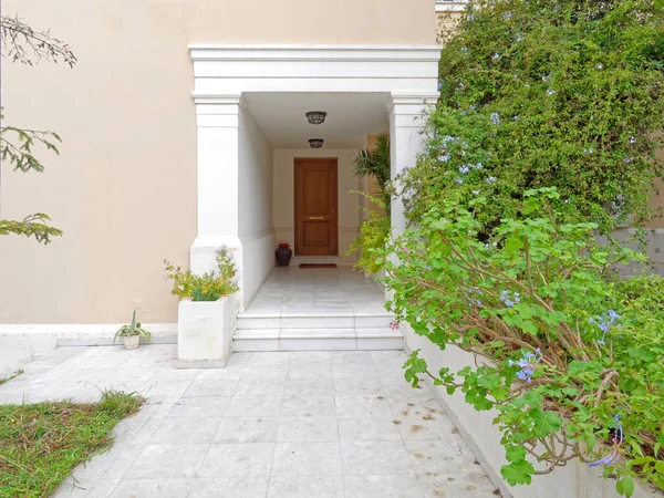 Elegante Ingresso Casa Contemporanea Con Porta Legno Massello Atene Grecia — Foto Stock