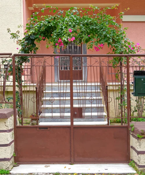 Puerta Entrada Exterior Casa Con Arco Follaje Verde Atenas Grecia —  Fotos de Stock