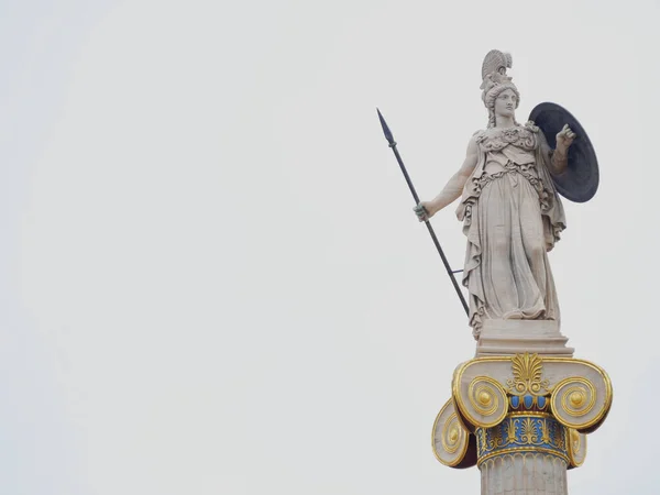 Athena Mermer Heykeli Neredeyse Beyaz Gökyüzü Arkaplanında Izole Edilmiş Metin — Stok fotoğraf