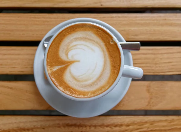 Cangkir Kopi Cappuccino Italia Panas Pada Latar Belakang Meja Kayu — Stok Foto