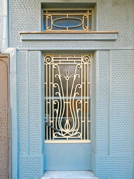 Vintage Μέταλλο Και Γυαλί Μπλε Λευκή Πόρτα Στον Μπλε Τοίχο — Φωτογραφία Αρχείου