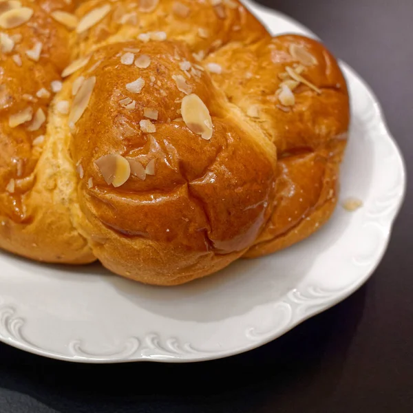 Tsoureki Tradycyjny Grecki Bożonarodzeniowy Brioche Słodki Chleb Podawany Białym Talerzu — Zdjęcie stockowe