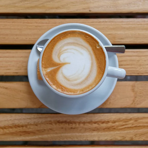Cangkir Kopi Cappuccino Italia Panas Pada Latar Belakang Meja Kayu — Stok Foto