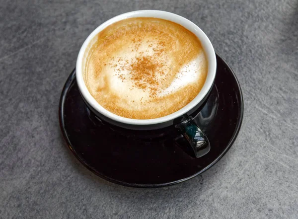 Cangkir Hitam Cappuccino Italia Panas Pada Latar Belakang Tabel Abu — Stok Foto